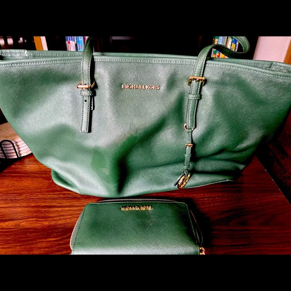 Michael Kors Tote Bag and Matching Wallet - Picture 1 of 3